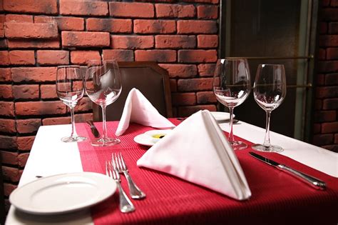 Przeglądając nazwy dla firm budowlanych, można zauważyć tendencję przykłady nazw firm dla tej branży stanowią: Wyborna nazwa restauracji - cztery oryginalne przykłady ...