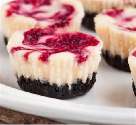 Disposez les biscuits dans un sac et écrasez les à l'aide d'un rouleau puis mélangez les au beurre fondu. bouchées de gâteau au fromage blanc ,chocolat et framboise ...