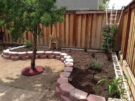 Somos jardineros y paisajistas cualificados. Raised flower bed. Looks like the back side is lined with cinder blocks! Might have to try this ...