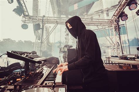 Beberapa elemen menaruh gambar dalam posisi persegi panjang di atas judul. Kumpulan Gambar Wallpaper Keren Alan Walker Full HD Terbaru ... | Fotografi, Kertas dinding, Animasi
