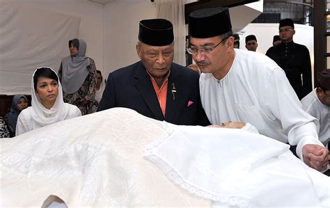 Perkara ini telah diumumkan secara rasmi dalam sidang media di istana abu bakar, pekan, pahang pada 12 januari 2019. Sultan Pahang, Sultan Ahmad Shah berkenan menziarahi ...