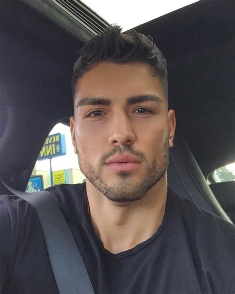 Homens Bonitos E Desconhecidos