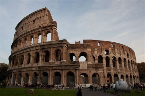 La ciudad con más historia de europa, sede de un imperio que llevó su nombre a todos los extremos de europa, roma. Descubre por qué el Coliseo Romano es una de las 7 maravillas