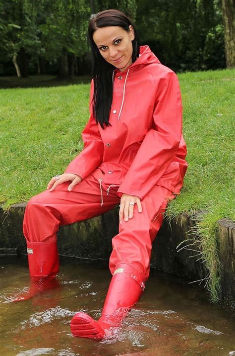 Red Rain Suit And Wellies Rubber Boots In Water Regntøj Kvinder Gummistøvler