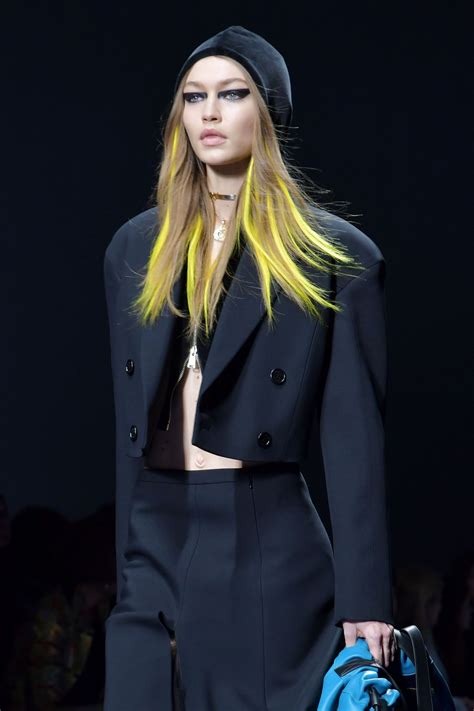 Gigi hadid runway walk za darmo. Gigi Hadid Supermodel Walks the Runway at the Versace Show ...