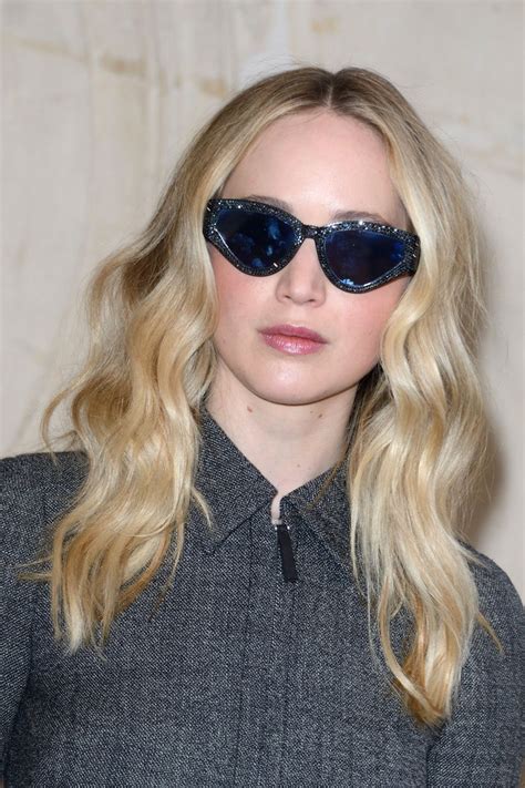 Последние твиты от jennifer lawrence (@jennifelawrenc). Jennifer Lawrence At Christian Dior show during PFW ...