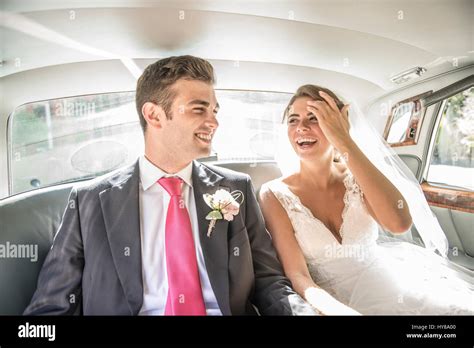 Eine Braut Und Bräutigam Sitzen In Das Hochzeitsauto Nach Der Heirat Stockfotografie Alamy