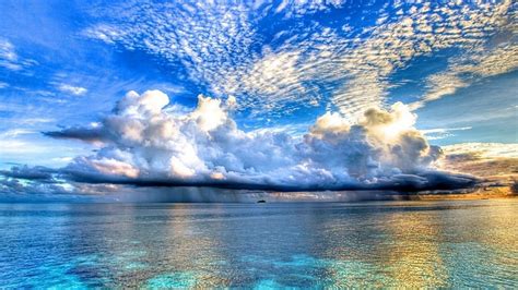 Tranquilo Cuerpo De Agua Bajo Cielo Nublado Paisaje Mar Nubes Isla