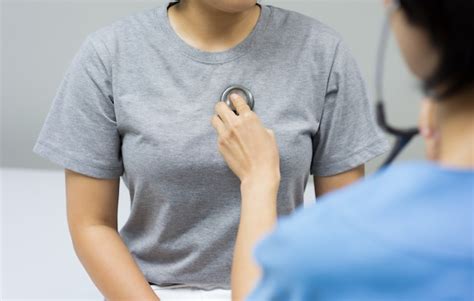 Premium Photo Female Doctors Are Checking The Heartbeat And Sound Of