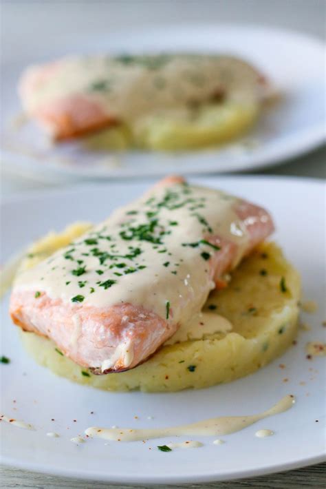 Saumon cuit à l unilatérale sauce à la moutarde écrasé de pommes de