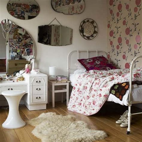 Ide desain kamar tidur berikutnya adalah menggunakan dekorasi hiasan dinding yang berbeda beda satu sama lain. 50 Desain Hiasan Dinding Kamar Tidur Kreatif Sederhana ...