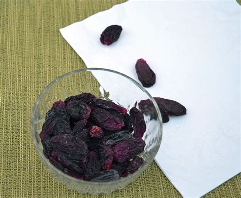 How to dehydrate apples, bananas, pears, strawberries, pineapples, peaches, blueberries, mangos. Dehydrate Grapes and Make Succulent Raisins | Seed to Pantry