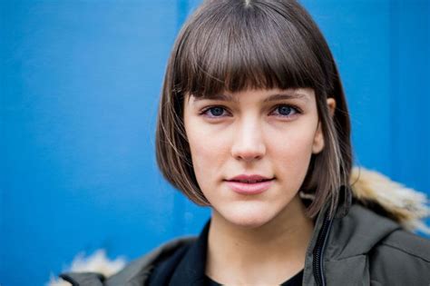 Shags And Stained Lips Are Ruling Nyfw Street Style How To Style Bangs