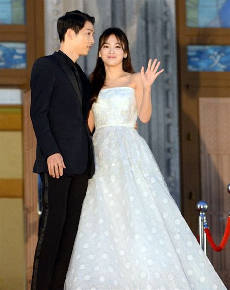 She gained international popularity through her leading roles in television dramas autumn in my heart , all in , full house , that winter, the wind blows , descendants of the sun , and encounter. Song Hye Kyo and Song Joong Ki at the Baeksang Awards di 2020