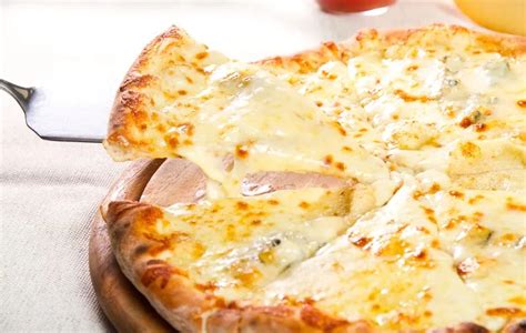 Ricetta Pizza Ai Quattro Formaggi Fatta In Casa Il Club Delle Ricette