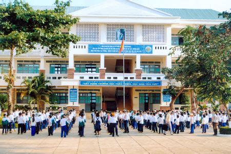 Trường đã chứng kiến biết bao kỉ niệm đẹp đẽ của tuổi học trò hồn nhiên, ngây thơ. Hãy tả ngôi trường thân yêu đã gắn bó với em nhiều năm qua ...