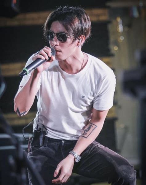 ผจก.ส่วนตัวของ โตโน่ ภาคิน เผยเรื่องราวเบื้องหลังความทุ่มเทในการเป็นนักเตะภายใต้สังกัดราชันมังกร พร้อมกับรายได้ที่แฟนบอลรู้แล้วต้อง. ชาวเน็ตจวกเละ!!โตโน่ ถอดเสื้อโชว์กล้ามเล่นคอนเสิร์ตในงานแบบนี้