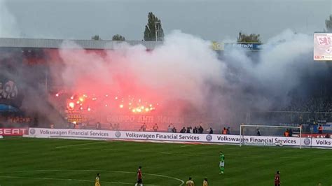 Es gab dadurch etwa eine 7 minütige spielunterbrechung. BRAUNSCHWEIG HANNOVER 96 Pyro Randale - YouTube