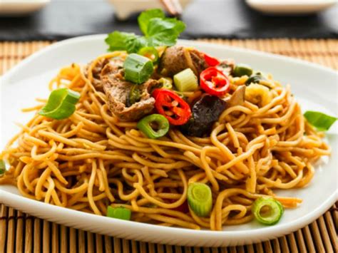 En otro artículo hicimos jamoncitos de pollo al estilo casero aunque la pechuga de pollo tiende a ser seca al cocinarla junto a verduras ricas en agua el pollo nos queda muy jugoso. recetas de comida china con pollo y verduras baratas