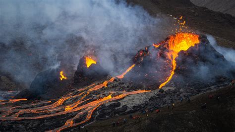 Icelands Erupting Volcano Rivers Of Lava And 30000 Earthquakes