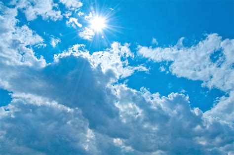 雲と気持ちの良い日差しの写真素材 ぱくたそ