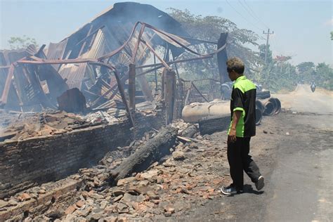 Pabrik kayu skl pandaan jokowi juga kaget saat mengetahui pt apr memiliki tempat persemaian pembibitan pohon untuk kayu olahan mereka dengan kapasitas 300 juta bibit. Pabrik Pengolahan Kayu Terbakar, Rp 2 M Jadi Abu, Pemilik Shock - SigiJateng.id