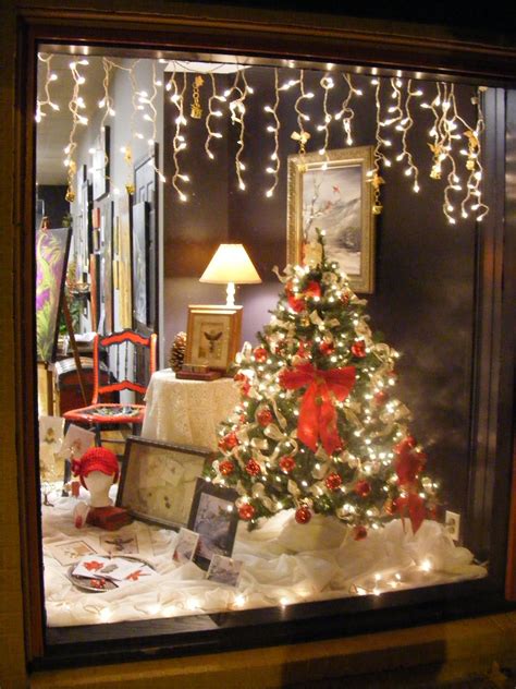 20 Simple Christmas Window Displays