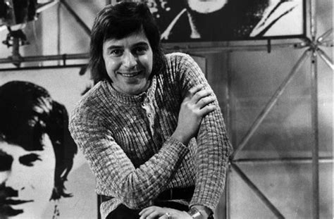 Das zweite deutsche fernsehen präsentiert ihnen ausgabe nummer eins der hitparade! in der jubiläumssendung dürften sich viele zuschauer ins elterliche wohnzimmer von damals zurückversetzt. Dieses Bild Tony Marshall 1971 bei der ZDF-Hitparade in ...