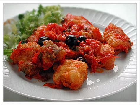 Un piatto gustoso, adatto agli amanti del pesce, contornato da un sugo semplice, ma saporito. Baccalà al sugo di pomodori