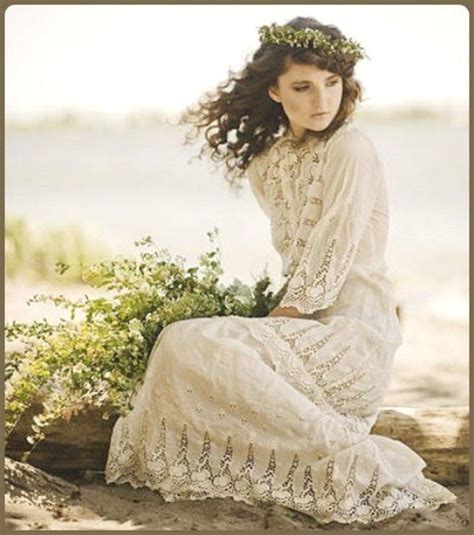 Perfetti per nozze a tema anni '70 o semplicemente per chi ama gli abiti interamente ricamati, sono previsti con maniche a tre quarti in. Abiti da sposa anni '70: nell'Era dell'Acquario, "vie ...