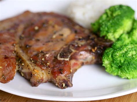 Coloca las chuletas de cerdo en la sartén caliente. 3 formas de preparar chuletas de cerdo a la parrilla
