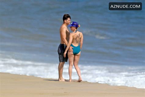 Scarlett Johansson Sexy On A Romantic Beach Stroll With Colin Jost In The Hamptons New York