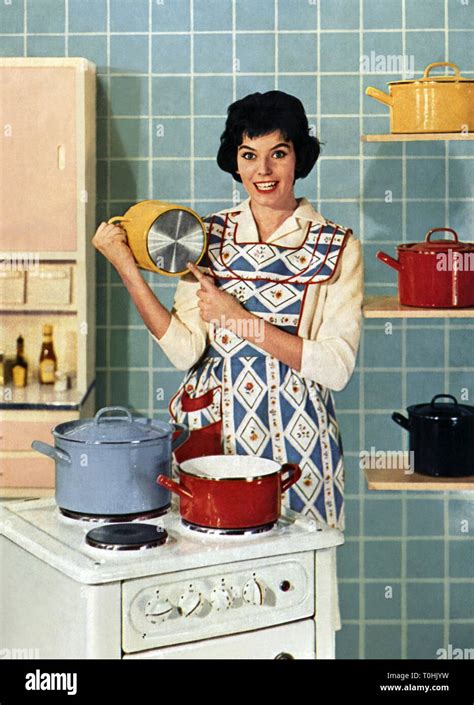 1950s Housewife Hi Res Stock Photography And Images Alamy