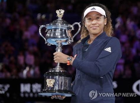 '차세대 테니스 여제' 오사카 나오미(24·일본)는 세계에서 가장 유명한 여성 스포츠 스타다. '호주오픈' 오사카 우승에 日들썩··· 아베 "자랑스러워" - 재팬 ...