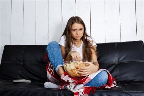 Jeune Jolie Fille Regardant La Tv Se Reposant Sur Le Sofa La Maison