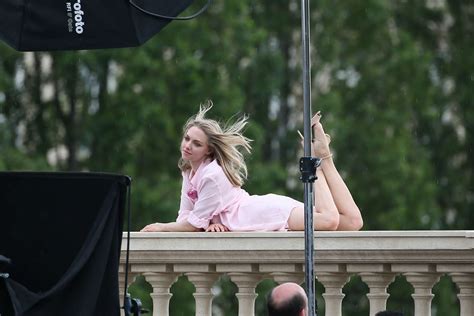 Amanda Seyfried On The Set Of A Photoshoot 45 Gotceleb