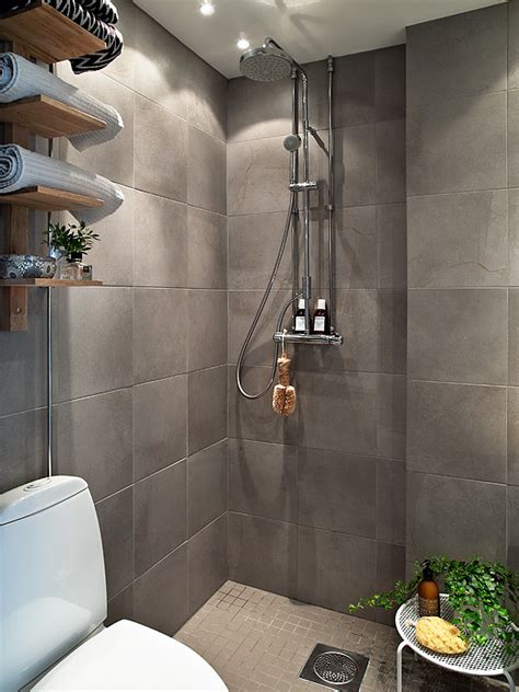Choosing a mounted sink instead of a full vanity allowed space for a garbage can and small storage stool that can tuck behind the sink, as well as towel hooks just outside the shower door. | open showerInterior Design Ideas.