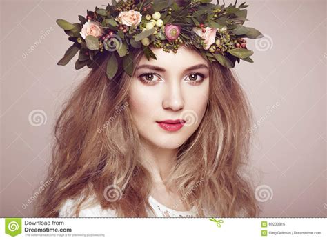 Bella Donna Bionda Con La Corona Del Fiore Sulla Sua Testa Fotografia Stock Immagine Di Sferze