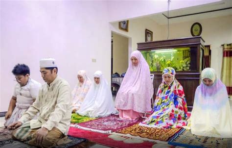 Berikut ini bacaan niat dan doa shalat tarawih di rumah dan shalat witir di rumah, baik sendiri maupun berjamaah dengan keluarga. Tata Cara Shalat Tarawih di Rumah, Niat, Bacaan dan Keutamaan