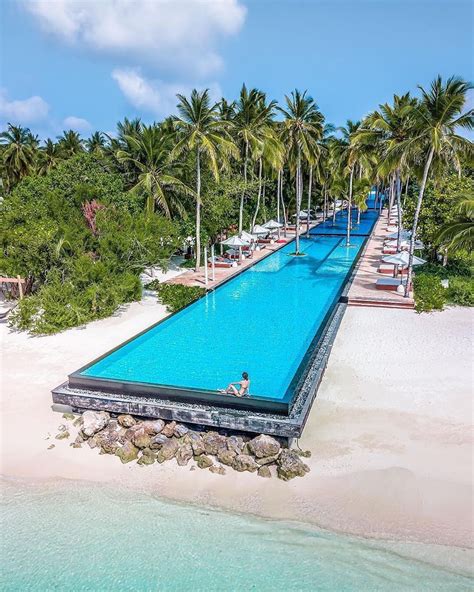 200 Meters Infinity Pool At The Fairmont Sirru Fen Fushi Hotels