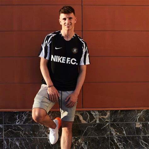How ya feeling seeetheart? he whispers gently as you catch your breath, tired you laugh, want me to run you a bath? he hums, kissing your collar bones as you gently nod, join me though you look at him, your eyes meeting as mason nods, i'll. ️ — mason mount 😍 in 2020 | Mens tops, Toni kroos, Mens ...