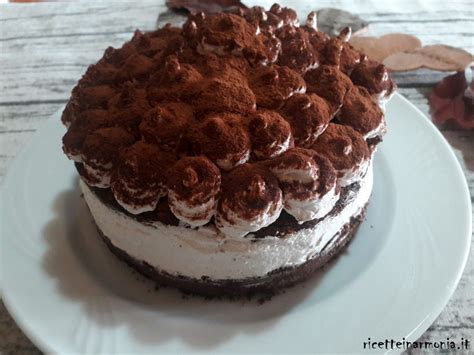 Una tortiera di 24 cm. Torta al cioccolato farcita con panna - Ricette in Armonia