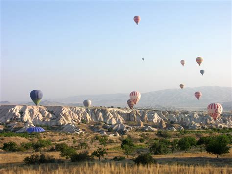 Verso l'alba decollano le mongolfiere in cappadocia, centro anatolia, turchia. Cappadocia, Goreme, Turchia. le Mongolfiere | I camini ...