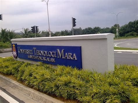 Di uitm puncak alam ada satu tangga panjanggggggg yang menghubungkan fakulti dan kolej kediaman. Kolej Bunga Kuning Pertama, UiTM Puncak Alam - Fiksyen Shasha