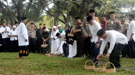 Masyarakat Aceh Hadiri Peringatan Tahun Tsunami Aceh Dengan Zikir