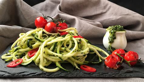 Spaghetti de calabacín con salsa de cilantro y aguacate