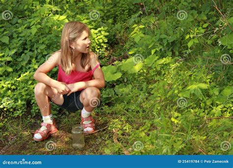 Mädchen Das Vor Einem Busch Sitzt Stockfoto Bild Von Blondie Busch