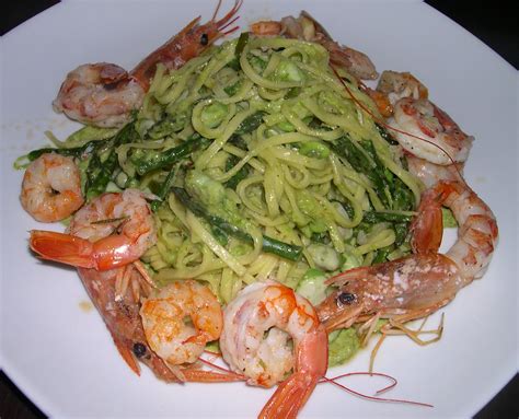 Pulire i gamberi, eliminare tutti i filamenti. Cuciniamo con Daniela: Tagliolini al limone con asparagi e ...