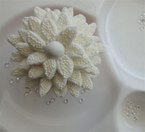 In december 2016 the gallery: white flower cupcakes @ Jody Boras | Flower cupcakes ...