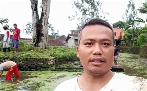 Badar Roedin Kepala Desa Yang Sumbang Gaji Dan Wakaf Tanah Untuk Makam